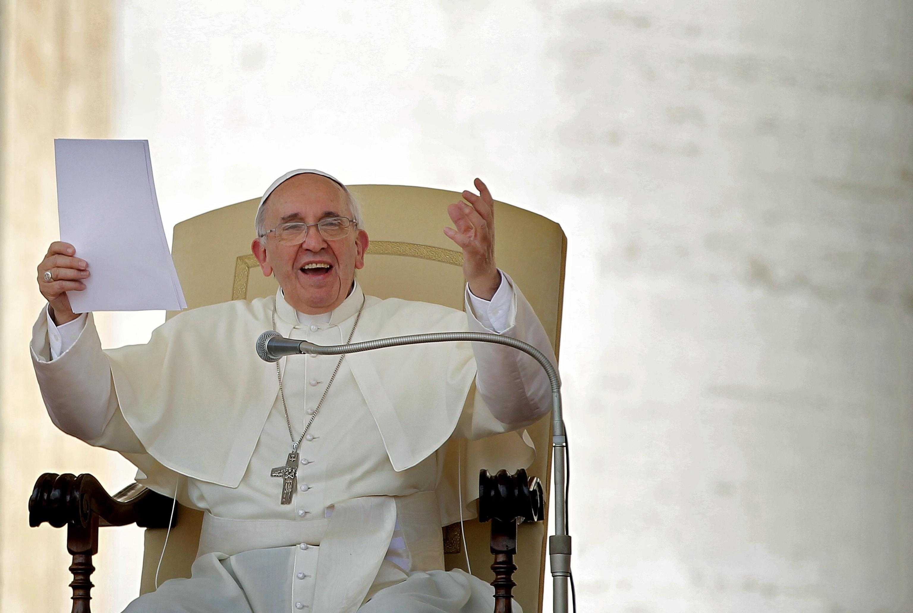 Papa Francesco contro l'usura: «E' piaga sociale»