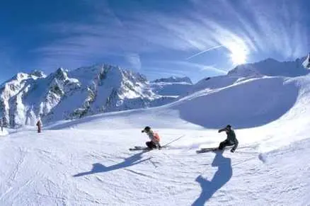 Abruzzo, slavina travolge sciatori sul Gran Sasso: un ferito grave [AGGIORNAMENTO]