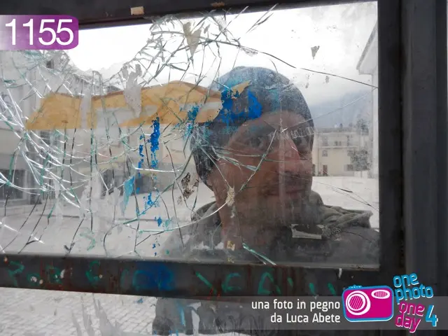 Luca Abete e le pensiline vandalizzate nel quartiere Valle