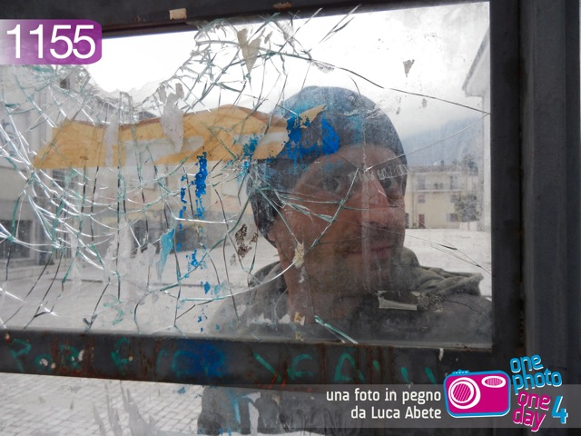 Luca Abete e le pensiline vandalizzate nel quartiere Valle