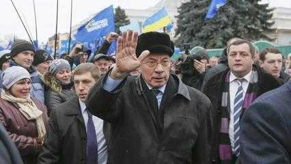 Ucraina: si dimette il premier Mykola Azarov. Abolite le leggi anti-protesta.