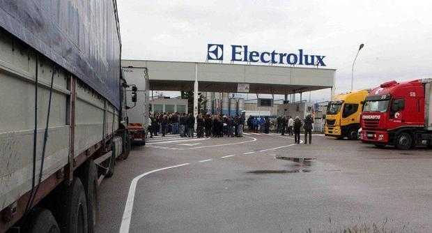 Electrolux: salari dimezzati per tenere aperte le fabbriche