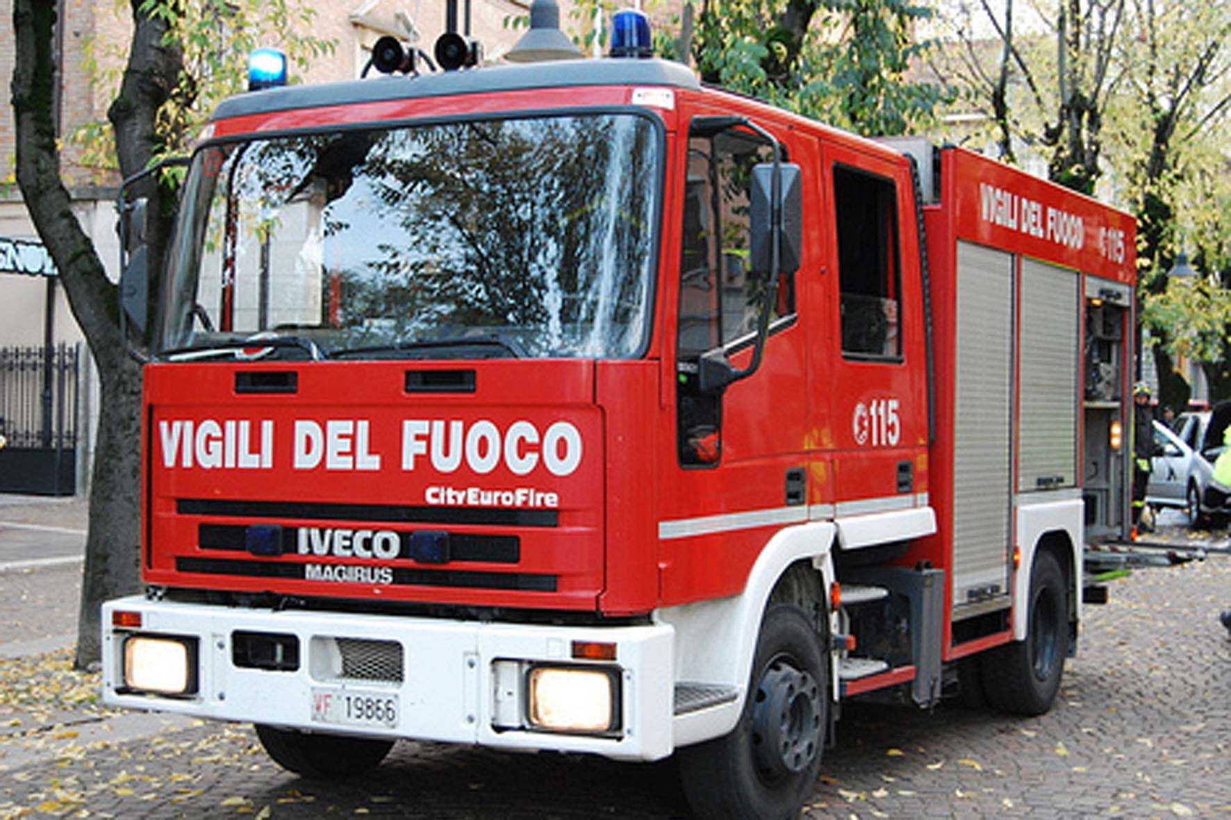 Lecce, crolla il pavimento di una casa abbandonata: due vittime