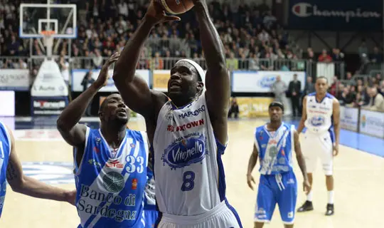 La Dinamo Sassari perde di misura in casa del Cantù