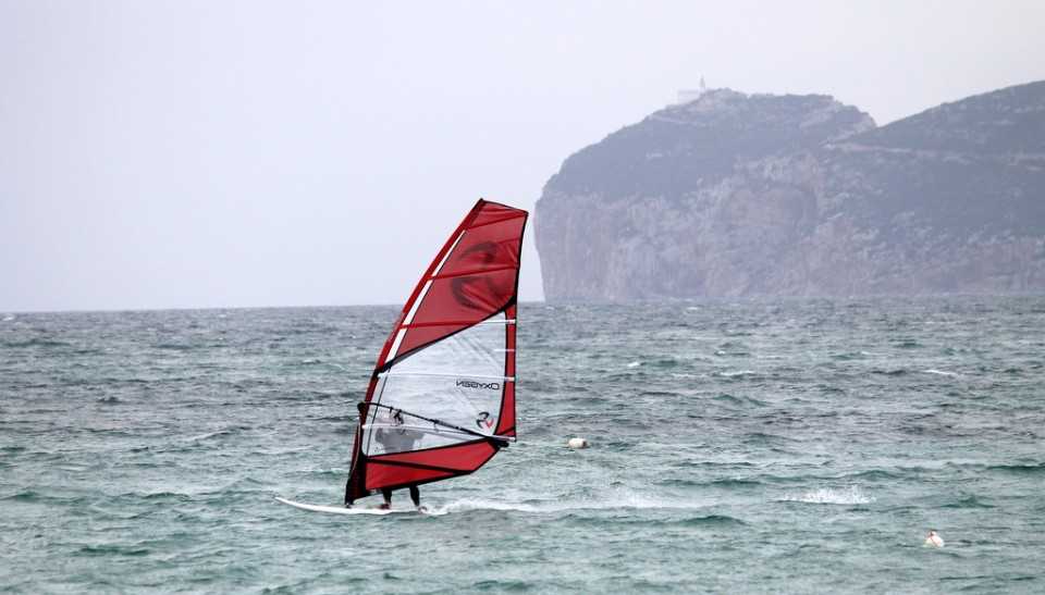 Alghero, due surfisti in difficoltà salvati al largo di Porto Conte