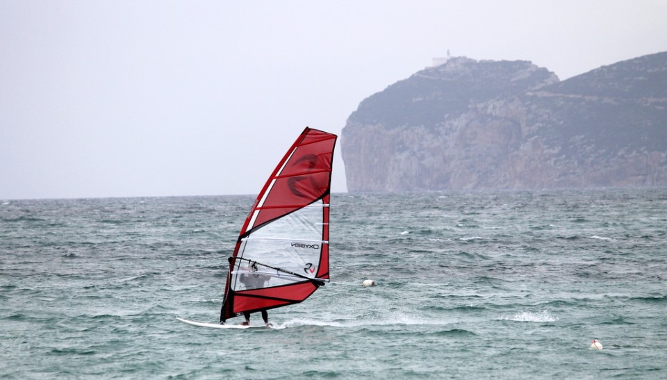 Alghero, due surfisti in difficoltà salvati al largo di Porto Conte