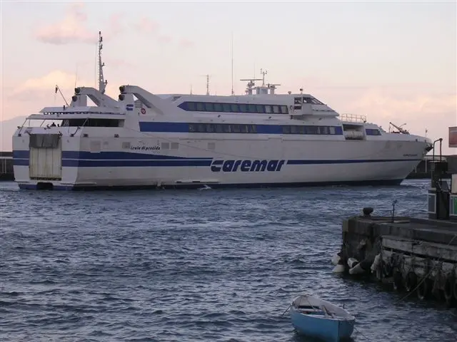 Procida, cadavere di donna trovato nel porto