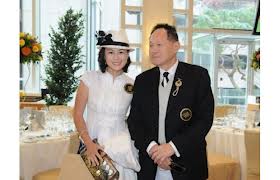 Magnate di Hong Kong offre 100 milioni a chi "converte" la figlia lesbica