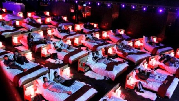 Il cinema si rinnova: letti matrimoniali al posto delle poltrone