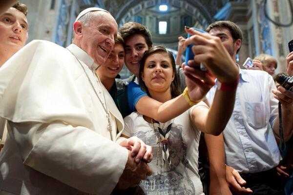 Papa Francesco: «Internet è dono di Dio, favorisce unità tra persone, ma non bisogna isolarsi»