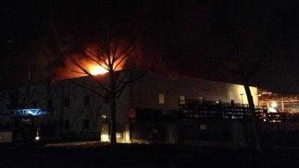 Moncalieri, Torino: incendio alla fabbrica di vernici Bienne. In fiamme materiali tossici
