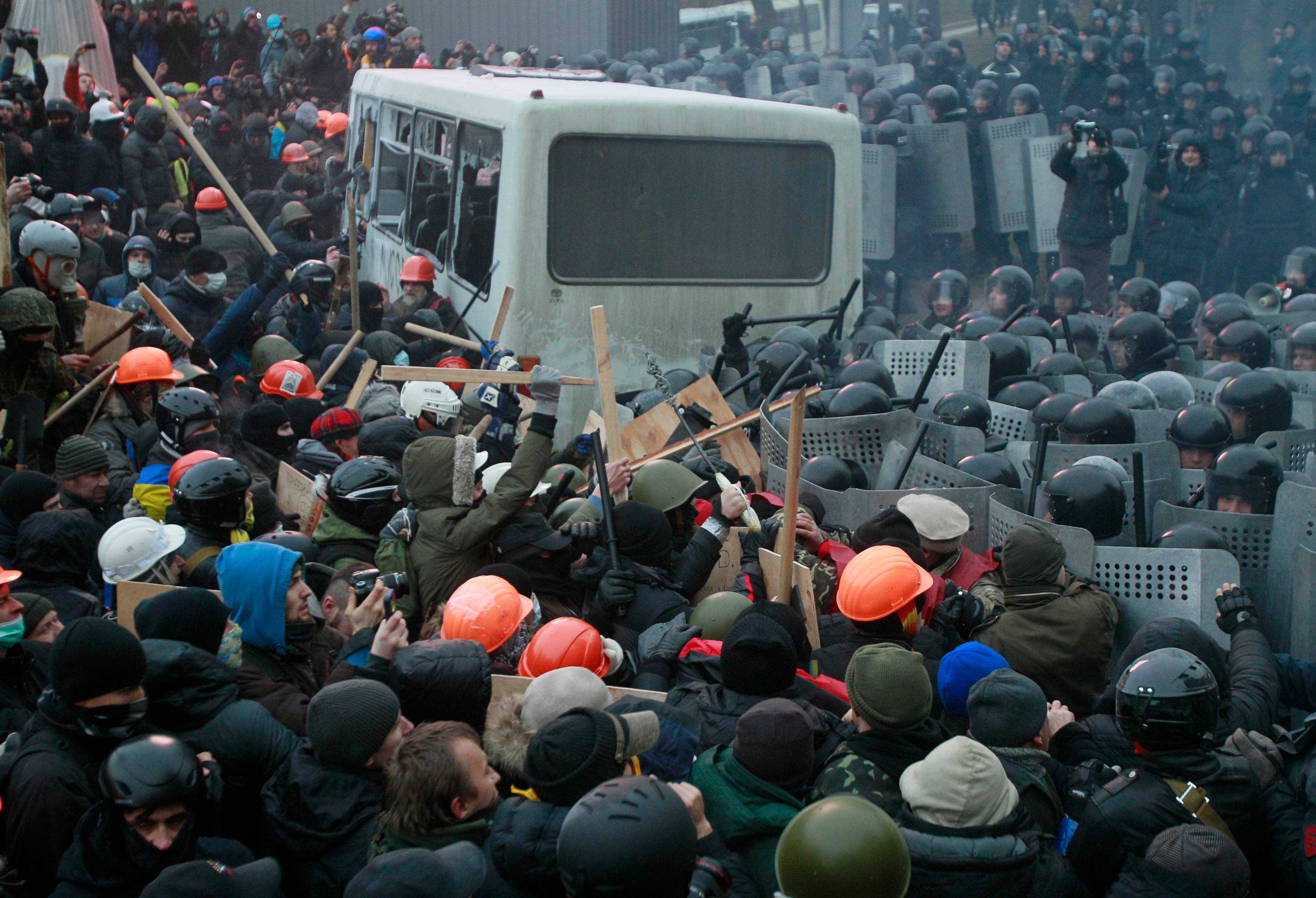 Kiev, notte di protesta: barricate e scontri tra manifestati e polizia