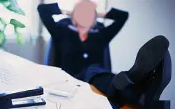 Le donne che siedono per mezza giornata sono a maggior rischio di un attacco di cuore