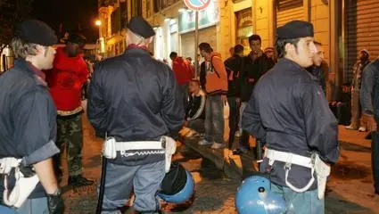 Torino, San Salvario: nascosta droga nel cortile di una scuola. Sei arresti