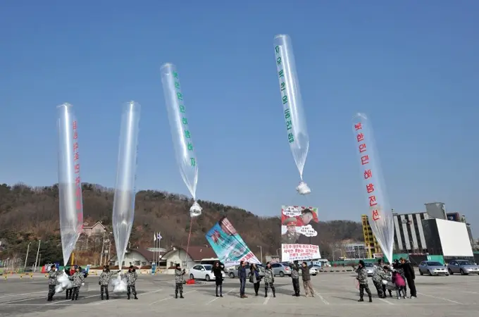 Corea del Sud, attivisti lanciano palloni "informativi" ai confini con la Corea del Nord