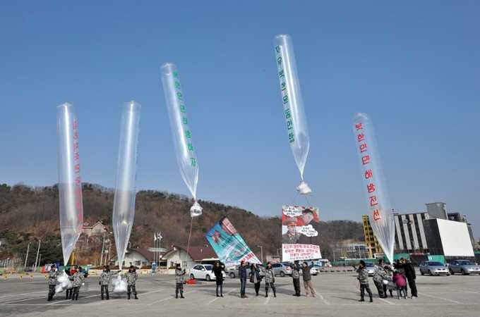 Corea del Sud, attivisti lanciano palloni "informativi" ai confini con la Corea del Nord