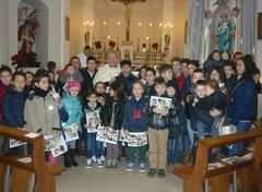 Impartita benedizione ai bambini di Platania, segno di solidarietà per le famiglie in difficoltà