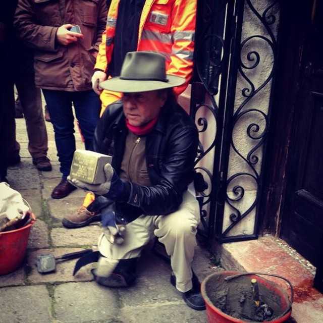 Venezia ricorda l'Olocausto con le 12 Pietre d'inciampo dell'artista Demnig