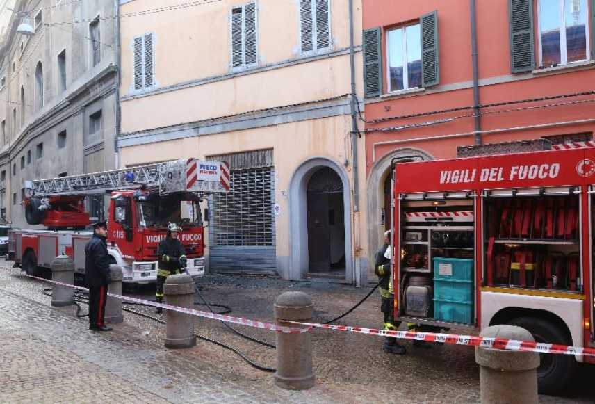 Le fiamme divampano nel centro di Bologna, tre persone intossicate