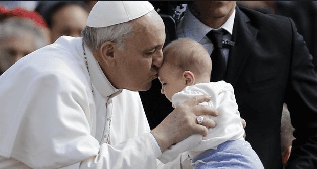 Papa Francesco battezza 32 bimbi. Tra essi la figlia di genitori sposati solo civilmente
