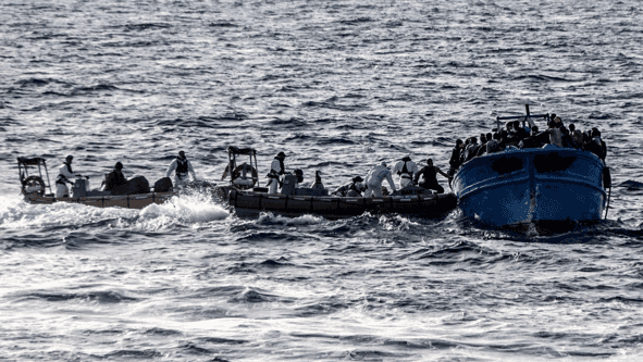 Lampedusa, ancora migranti a sud. Fregata soccorre barcone con 200 persone a bordo