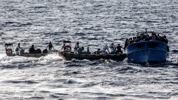 Lampedusa, ancora migranti a sud. Fregata soccorre barcone con 200 persone a bordo