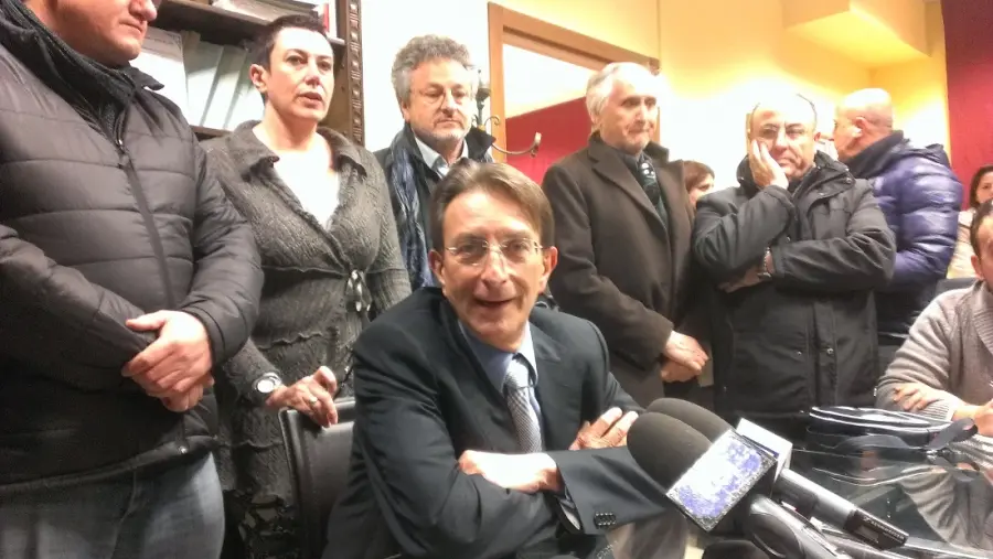 L'Aquila e l'inchiesta "Do ut des", Cialente si dimette. "Sono delegittimato, stanco e arrabbiato"