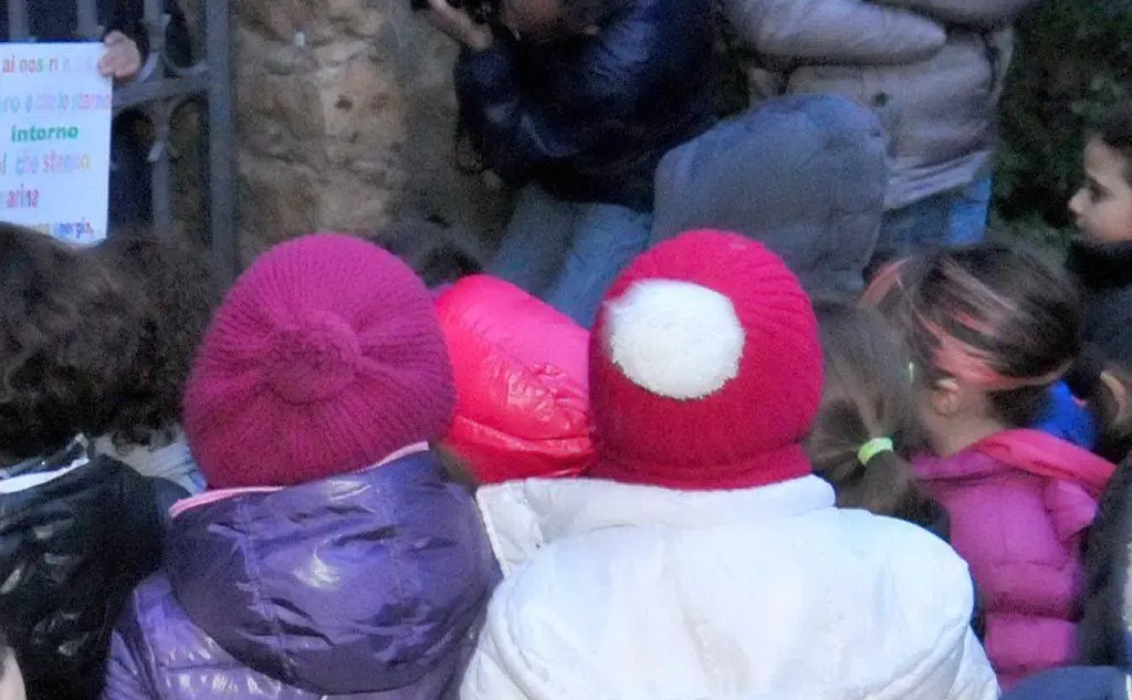 Cagliari, rinviato a giudizio un bidello di una scuola elementare: l'accusa è violenza su una minore