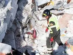 Crolla palazzina nel centro di Matera: si cerca un disperso