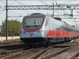 Lancio di pietre contro un treno