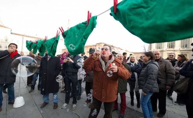 Torino, flash mob del Pd: «Epifania, porta via Cota»