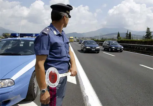 Napoli, poliziotti feriti in una sparatoria in un posto di blocco