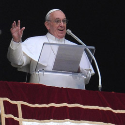 Durante l'Angelus Papa annuncia il suo viaggio in Terra Santa a maggio