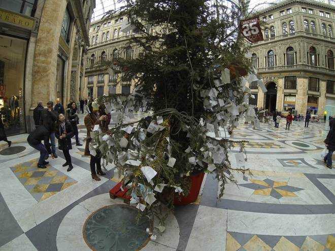 Raid contro albero di Natale in Galleria Umberto: danneggiato da ragazzini