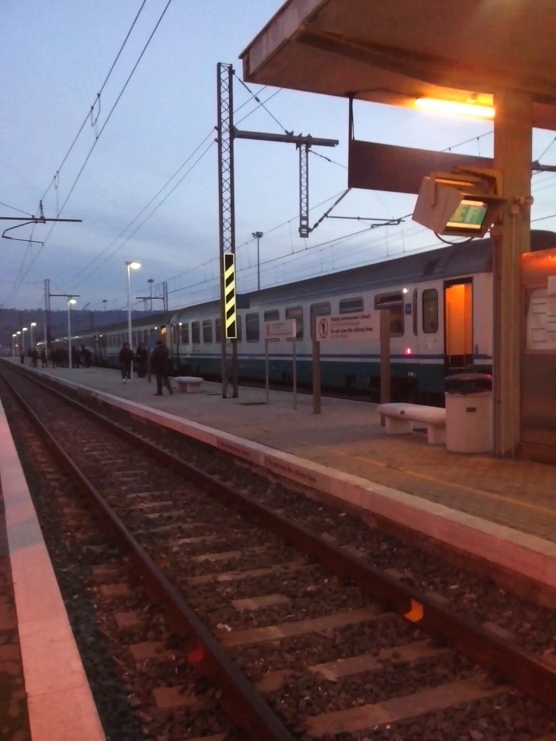 Falso allarme bomba tra Casalbordino e Vasto: forte disagio e treni bloccati per quattro ore