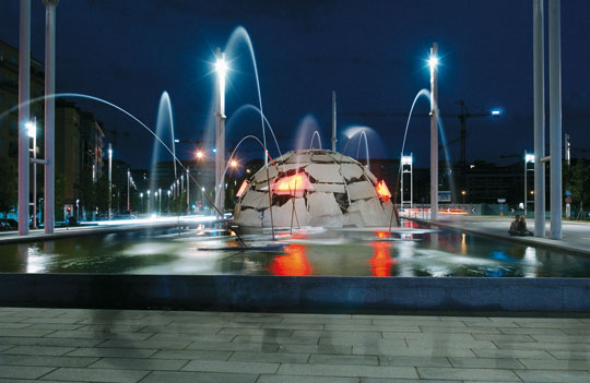 Torino: ubriaco al volante danneggia fontana Merz di Corso Lione
