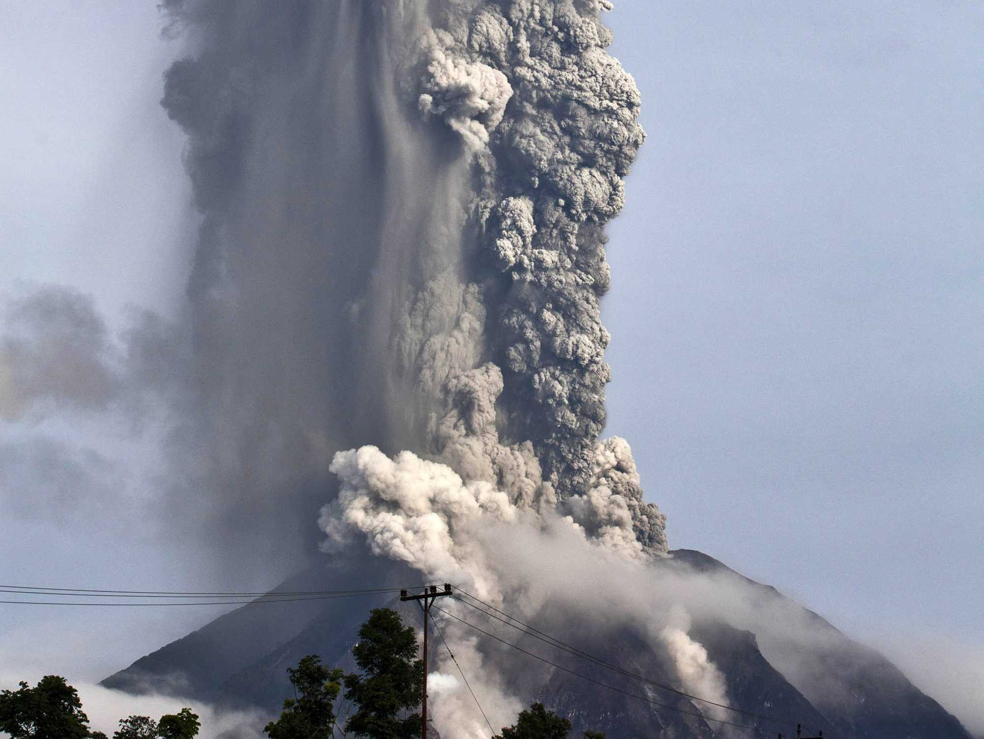 Sumatra: vulcano in eruzione, migliaia di persone in fuga