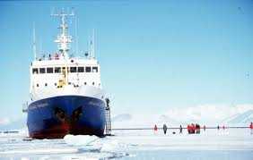 Antartide: nave bloccata da 4 giorni, a bordo 74 persone