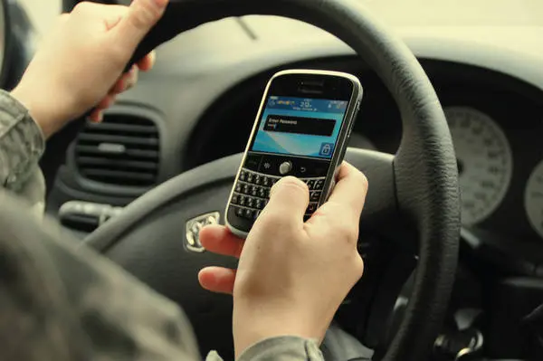 Cellulare al volante: il 12,4% degli italiani lo usa mentre guida