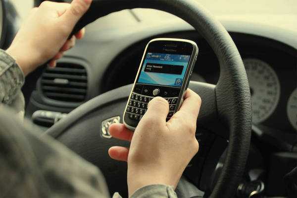 Cellulare al volante: il 12,4% degli italiani lo usa mentre guida
