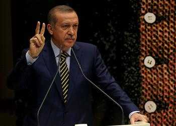 Turchia, l'AKP trema: tre ministri si dimettono, Erdogan corre ai ripari, e la gente torna in piazza