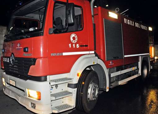 Incidente nel Torinese: auto sbanda e prende fuoco. Morta carbonizzata donna 79enne