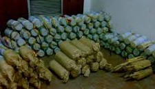 50 kg di botti natalizi sotto il letto, denunciato cinese