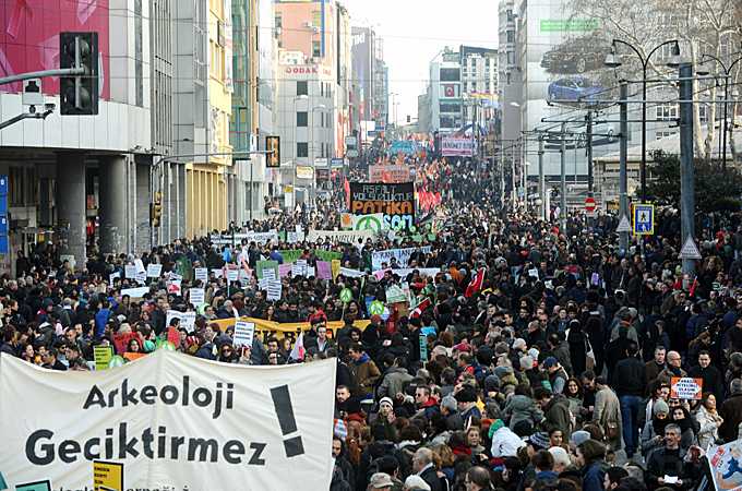 Istanbul in piazza, proteste e scontri a Kadikoy