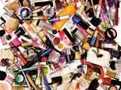 Donne, 627 ore all'anno per il make up e per la cura del propri aspetto