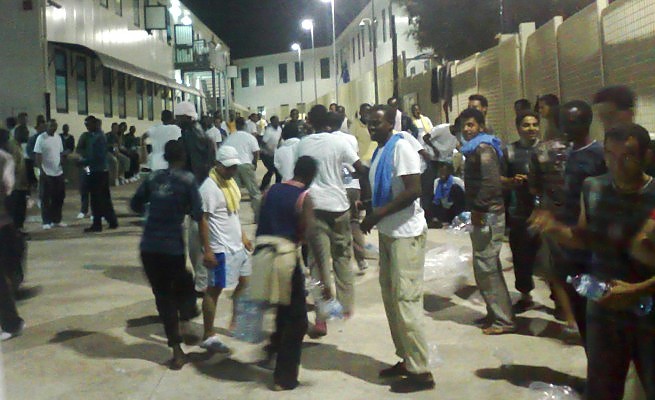 Deputato si barrica nel centro di accoglienza di Lampedusa