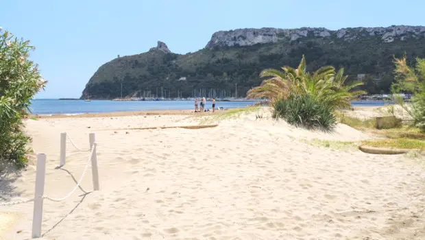 Cagliari, fiamme al Poetto. Distrutto nella notte il chiosco "Baywatch"