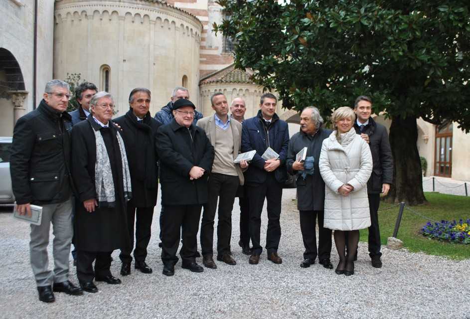 Verona: auguri di Natale tra monsignor Zenti e sindaco Tosi. "Aiutare le famiglie e i bisognosi"