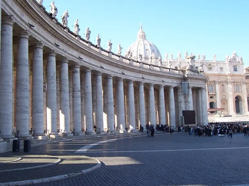 Roma, Piazza San Pietro: uomo si da fuoco e viene salvato dalle autorità