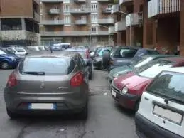 Auto bloccata da un'altra in doppia fila. Condannato il responsabile a risarcire il danno